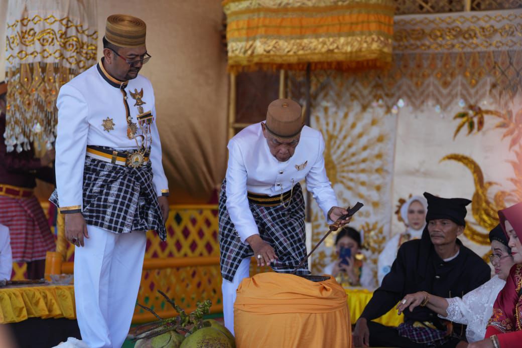 Gubernur Suhardi Duka Hadiri Ritual Massossor Manurung, Ajak Warga Rawat Budaya  Mamuju - KabarMandar.com